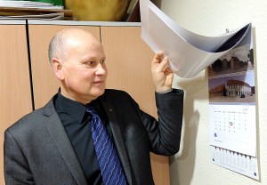 Komunikacijos skyriaus vedėjas Romualdas Eglinskas prie paskutinio praėjusių metų darbo – Savivaldybės 2014 m. kalendoriaus. 